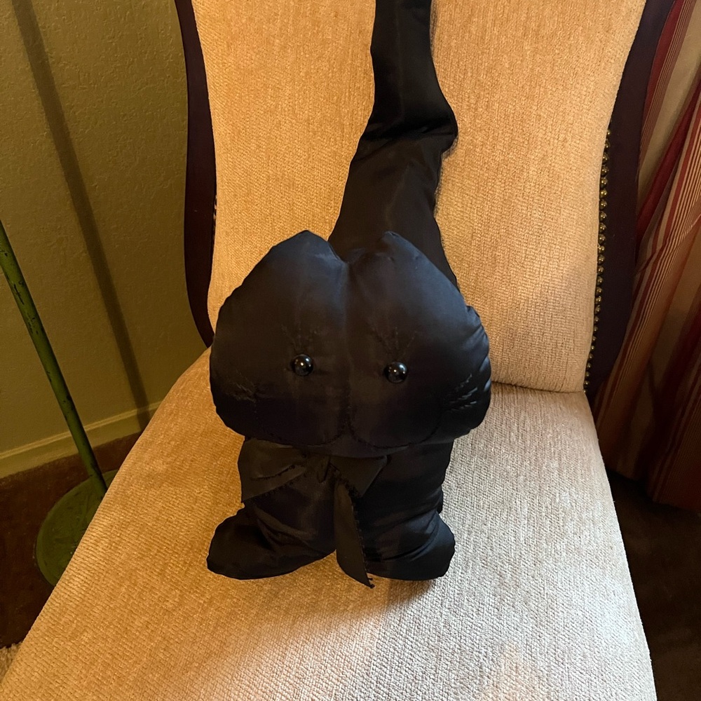 Elegant Black Cat Decor